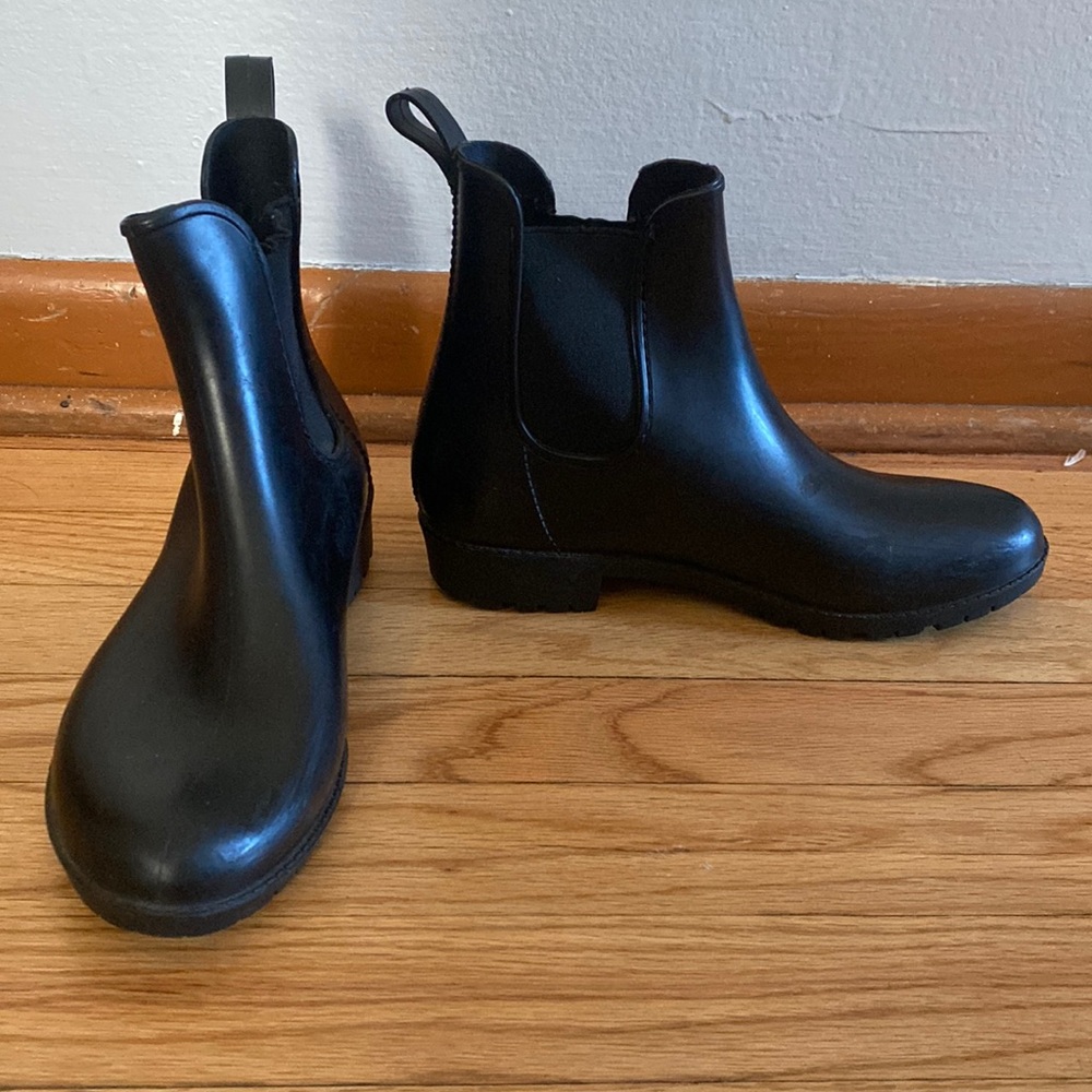 Capelli of New York ankle rain boot. Size 7. Very comfortable. Great quality.